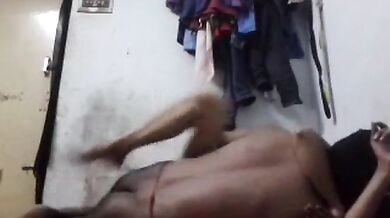 बॉयफ्रेंड के किराए के कमरे में आकर गर्लफ्रेंड नंगी होकर मस्त चुदी