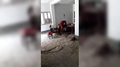 रंडी को घर लाकर बारी बारी से चोदते दो लफंगे यार