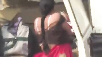 पिकनिक पर आई घरेलू औरतों को कपड़े बदलते हुए चुपके से फिल्माया