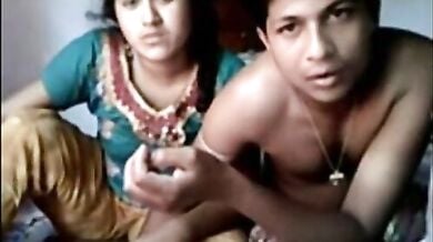 सुपर ब्यूटीफुल बांग्ला देसी लड़की का लुंगी पहने प्रेमी के साथ हॉट रोमांस और चुदाई