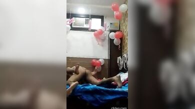 बर्थडे के दिन हो रही बेहतरीन चुदाई से गर्लफ्रेंड भी पगला गई