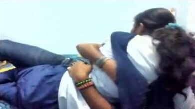 कॉलेज यूनिफॉर्म पहनकर निकली लड़की बॉयफ्रेंड के घर आकर चुदी