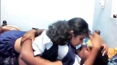 कॉलेज यूनिफॉर्म पहनकर निकली लड़की बॉयफ्रेंड के घर आकर चुदी