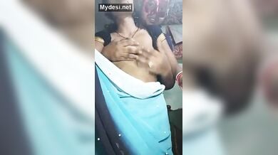 बीवी का ब्लाउज खोलकर उसके चूची दबाकर पति ने निकाला उनका दूध