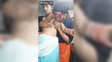 बीवी का ब्लाउज खोलकर उसके चूची दबाकर पति ने निकाला उनका दूध