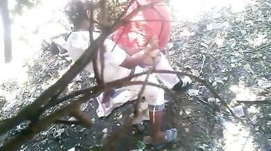 खुले में चुदाई करते इंडियन कपल को चुपके से फिल्माया