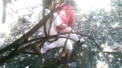 खुले में चुदाई करते इंडियन कपल को चुपके से फिल्माया