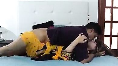 बिना कपडे निकाले ही भाभी की चूत पर लंड घिसा