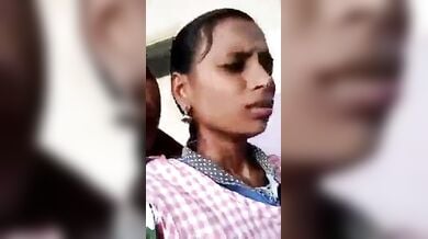 तमिल स्टूडेंट लड़की की अपने बॉयफ्रेंड के साथ हॉट स्मूचिंग