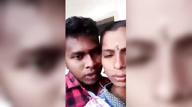 तमिल स्टूडेंट लड़की की अपने बॉयफ्रेंड के साथ हॉट स्मूचिंग