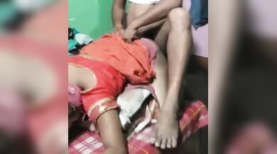 साड़ी उठाकर बीवी की चूत की घोड़ी दौड़ाता पति