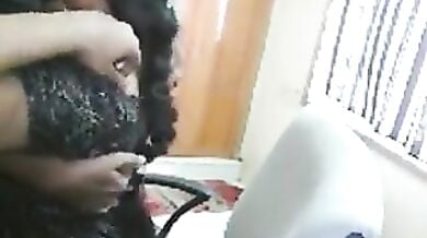 चीटर भाभी अपनी कमीज उतारकर देवर के बाहों में गई