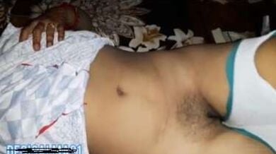 रात में सोई भाभी के पैंटी उतारकर उसकी चूत में उंगली करता देवर