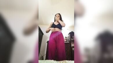 ब्यूटीफुल इंडियन लड़की ने दिखाया कपड़े उतार नंगा बदन!
