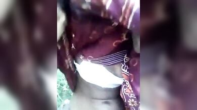 रूठी हुई देहाती भाभी ने दिखाई अपनी झांटो वाली बुर और छोटे छोटे चुचे