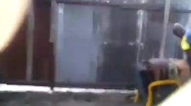 घर के पिछवाड़े में चुदाई करते अफ्रीकन पड़ोसियों को चुपके से फिल्माया