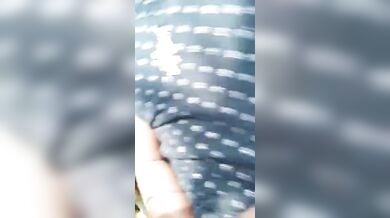 देसी सेक्सी गर्ल खेत में चुदवाते हुए बोली फोटो मत निकालो