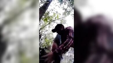 जंगल में गर्लफ्रेंड की जींस खिसकाकर डॉगीस्टाइल चूत मारता बॉयफ्रेंड