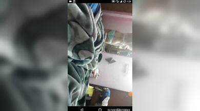 ब्रा पेंटी में रात गुजार रही गर्लफ्रेंड को बॉयफ्रेंड ने फिल्माया