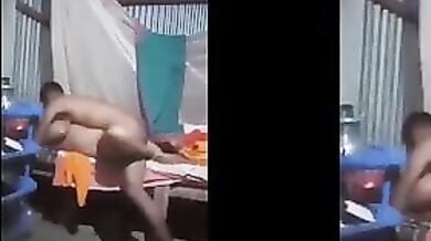 पति ने बीवी की लड़केके साथ चुदाई की वीडियो बना के वाइरल कर दी