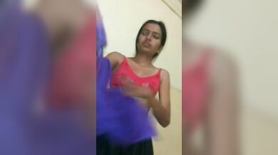 चुदाई के बाद कपड़े पहनती मजाकिया गर्लफ्रेंड
