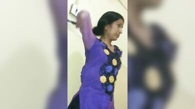 चुदाई के बाद कपड़े पहनती मजाकिया गर्लफ्रेंड