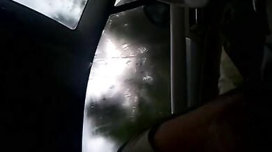 खूबसूरत घरेलू कन्नडा लड़की कार में लंड चूसकर चुदी