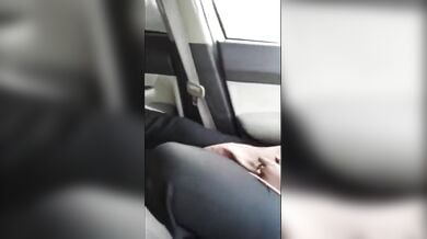 चलती कार में पाकिस्तानी लड़की ने बड़े बूब्स और हेरी चूत दिखाई