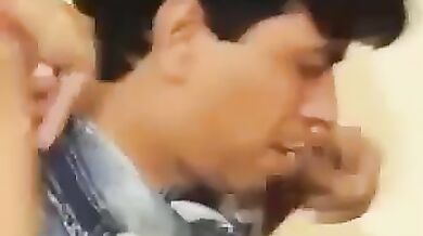भाभी की साड़ी छोड़कर उसे चुदाई के लिए परेशान करता देवर