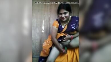 साड़ी उठाकर अपनी चूत ककड़ी से चोदती खूबसूरत भाभी