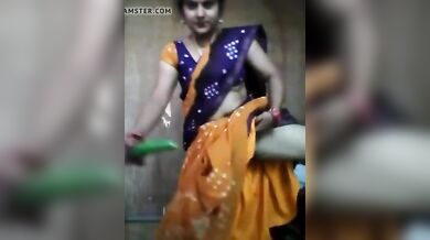 साड़ी उठाकर अपनी चूत ककड़ी से चोदती खूबसूरत भाभी