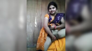 साड़ी उठाकर अपनी चूत ककड़ी से चोदती खूबसूरत भाभी