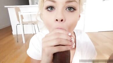 सेक्सी ब्लोंड लड़की ने मोटा काला लंड चूसा और पानी छुडाया