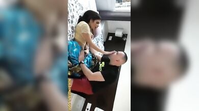 साड़ी के अंदर घुसकर इंग्लिश आदमी ने चाटी देसी भाभी मां की चूत