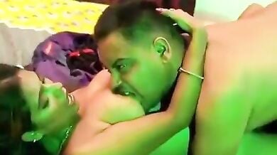 बीवी के दोनों बड़े बड़े बूब्स दबोचकर पागलों की तरह चूसता पति