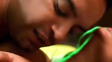 बीवी के दोनों बड़े बड़े बूब्स दबोचकर पागलों की तरह चूसता पति