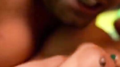 बीवी के दोनों बड़े बड़े बूब्स दबोचकर पागलों की तरह चूसता पति