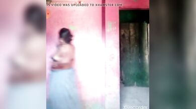 पड़ोस वाली आंटी ने ब्लाउज खोलकर दिखाई अपनी काली ब्रा