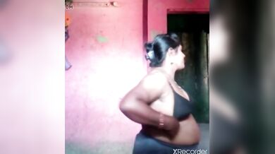 पड़ोस वाली आंटी ने ब्लाउज खोलकर दिखाई अपनी काली ब्रा