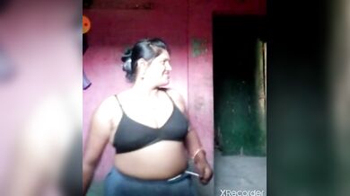 पड़ोस वाली आंटी ने ब्लाउज खोलकर दिखाई अपनी काली ब्रा