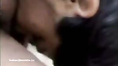मुस्कुराते हुए गर्लफ्रेंड ने दिया दिलखुश करने वाला मस्त ब्लोजॉब