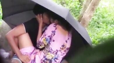 बरसात के मौसम में छाते के अंदर चुदाई करते लवर्स