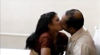 इंडियन पति पत्नी ने कैमरामैन बुलाकर होटल में बनाया अपना पोर्न वीडियो