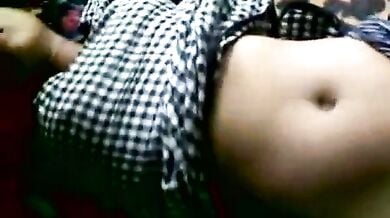 गर्लफ्रेंड को चुदासी बनाकर उसके खूबसूरत चुचे और चिकनी चूत फिल्माई