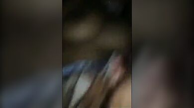 देहाती साली की झांटो वाली बुर आधी रात में चोदता जीजा