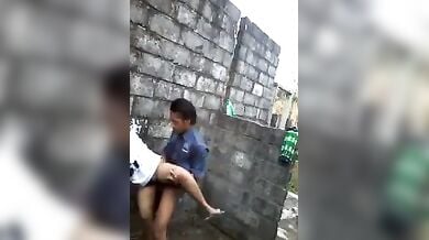 बंजर पड़ी जगह पर गर्लफ्रेंड की जबरदस्त ठुकाई करता लड़का