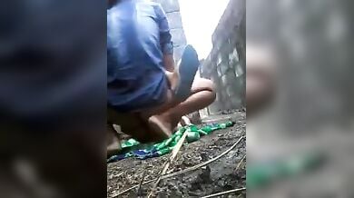 बंजर पड़ी जगह पर गर्लफ्रेंड की जबरदस्त ठुकाई करता लड़का