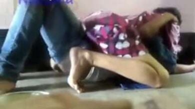 फर्श पर चोदाचोदी करते इंडियन चुदक्कड़ लवर्स