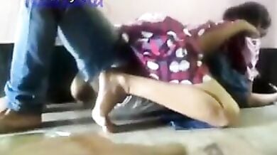 फर्श पर चोदाचोदी करते इंडियन चुदक्कड़ लवर्स