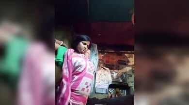 साड़ी का पल्लू गिराकर, ब्लाउज खोलकर देहाती औरत ने दबाए अपने बड़े-बड़े चुचे
